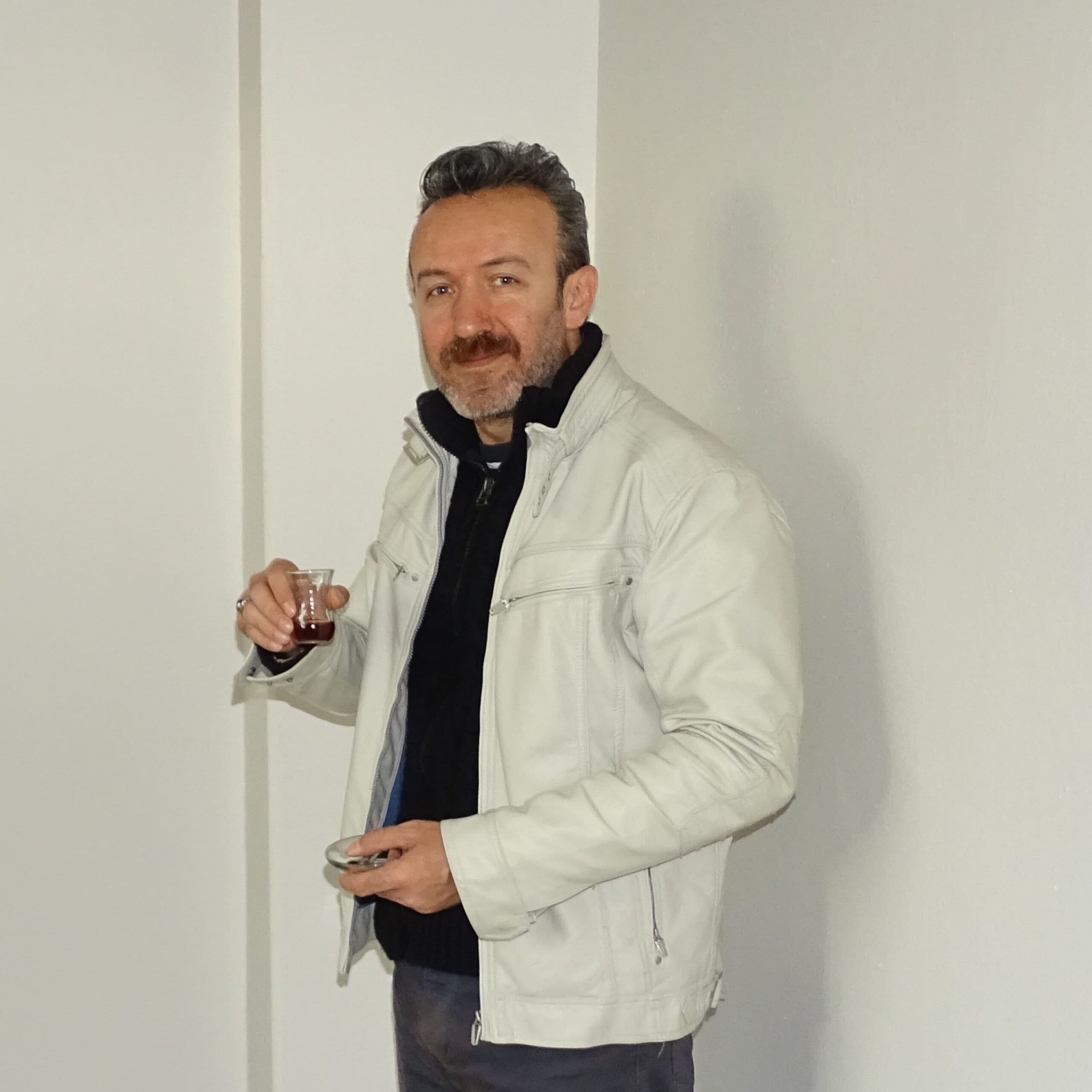 portret-mezczyzny-trzymajacego-drinka